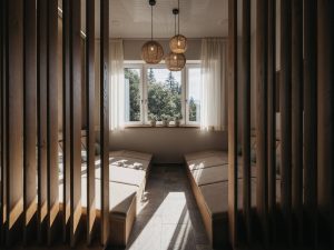 Stille Momente: ein gemütlicher Ruhebereich mit warmen Holzelementen im Spa des Biohotel Rupertus Leogang