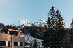 Morgenrot über den Leoganger Steinbergen: der Blick vom Biohotel Rupertus auf das winterliche Bergpanorama